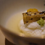 温石 - 混ぜ込んでも素材同士は決してぶつからずに違和感なく重なり合う。 蒸し餡の甘みを引き立てるカラスミのえんみ、それらを軽やかに持ち上げる山葵の清涼感。フレッシュさを残したままの山芋の皮の食感と香ばしさが全体を包むように調和させる。 残るお出汁を啜るとアイドリングが終えているのにふと気付かされる。