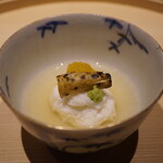 温石 - ●先付け
      栽培の山芋の薯蕷蒸し(じょうよむし)、カラスミ
      自然薯という名前で売られている栽培の山芋を用いており、その皮を炙って添えたもの。 カラスミは半生として合わせている。よく混ぜて頂きます。