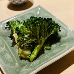 温石 - 箸休めのブロッコリーの炭火焼き。地味が濃ゆい！