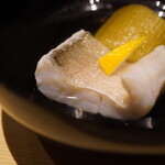 温石 - ひと口啜ると、クリアな昆布出汁の中に僅かに感じるえんみ。葛によって滑らかに綴じ込めた白甘鯛の旨みが漲り、薫香を纏った焼き茄子の香りとが出汁の中で自然と調和。椀のなかに起承転結がしっかりと構成されており、全ての素材が一つの料理として見事に生きる。 最高の状態で頂ける幸せに浸りつつ、その滋味深い味わいに陶酔させる。