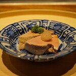 温石 - ●あん肝（島根）
      なんと意表を突いたあん肝。サスエより昔から買っているそうで、静岡産とはならずもお店に訪れて感じる全国から仕入れる町の魚屋の一面。