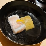 温石 - 白甘鯛です。昆布と節系のお出汁の旨味に葛打ちしたツルッツルの白甘食感、焼茄子の香ばしさと黄柚子の爽快な香りでいただきます