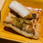 温石 - 奥がアカヤガラのフライ。手前が甘鯛の西京味噌漬けの炙りです