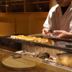 温石 - 皮目にしっかり火を入れて、身は少し遠火で炭の香りを纏わせながら、仕上げに近火で皮目を炙る。 炭台の目の前だからこそ伝わる時間との勝負。