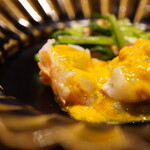 温石 - 伊勢海老の味噌の磯感と共にハリのある身を噛むほどに壮大な一体感を形成し、繊維の甘みに沁み入るソースのえんみ。わさび漬けでリズムを与え、壬生菜のお浸しを挟むことでフレッシュな伊勢海老が最大限に映える。