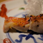 温石 - パリッとした皮目から立ち上がる香ばしさを起点に、ふくよかな脂感ある口当たりに感じる上質な旨味。山椒の仄かな痺れが輪郭をつくり、さらなるうま味へと粋に昇華。