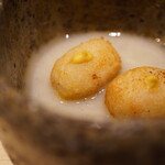温石 - 摺り下ろした蓮根を団子状にして揚げたもの。 クドさがない白味噌をクリーミーに纏わせ、蓮根の澄んだ甘みを全面に押しだす。