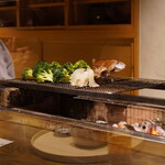 温石 - 捌きたての伊勢海老が炭火の上の踊る