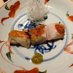 温石 - 金目鯛の炭火焼き。スペシャリテです。松笠を炭火で仕上げているので、他店の太白回しかけと比べてしつこく無い