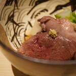 温石 - ミシミシとした歯の踏み込みの一挙手一投足を感じられる絶妙な火入れの鴨。少しの野性味を感じさせながら実直に放つ旨味。どこか洋風ながらも海老芋に沁みた出汁感に趣きを感じさせ、最後にうま味を宿らせたお出汁でひと口をグッと満たす。