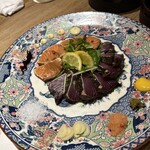 お料理 サザエ - 藁焼きの鰹とサーモン。ハーフずつで頼んでみました。