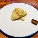 馳走西健一 - 【写真②】游がせ疣鯛のベニエ、茹で卵と玉葱とケイパーのタルタルソース、紅はるか(富士宮)