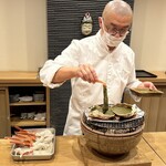 みつき - カウンターで大将の松葉蟹脚しゃぶしゃぶ（蟹味噌和え）を拝見できる幸福感！