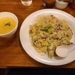 ぶたレタスチャーハン（M・７５０円）