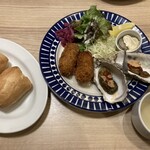 エイス シー オイスターバー - 牡蠣のバターソテーガーリックトマトソースとカキフライランチ