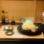 揚雫 - ・豚カツ+キャベツ、お新香、塩2種（結晶+粉の海塩）+ペースト状の本山葵