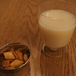 タシデレ - こちらがノンアルコールのデ・チャン　ピリリとするツァンパと一緒に