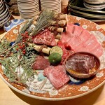 六本木 大皿焼肉 老中 - 〈大皿焼肉〉
      この日はタン、レバー、さがり、増田牛のランプ・ヒレ・ハツ の6種類。
      