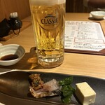 炙屋 - 「サッポロクラシック樽生ジョッキ」¥792と「お通し」