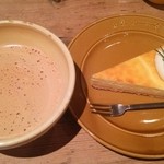 カフェ ア・ラ・カンパーニュ - ロイヤルミルクティとチーズケーキ