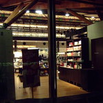 Sutabakku Sukohi - 癒し空間な店内、2階の広大な本棚がガラスに映りこむ席がオススメ。