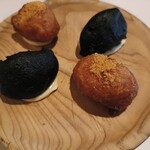 アロセリア ラ パンサ - イカ墨のブニュエロス、さつまいもとアリオリのフリット