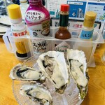 牡蠣海鮮酒場 シーサイドクラブ - 生牡蠣お代わりしたら
小ぶりだったので、と4個入れてくれました
若い女性なのにサービスはしっかり対応
良き店でした