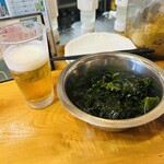 牡蠣海鮮酒場 シーサイドクラブ - 初手　生ビー＆てんこ盛りワキャメ　ごま油テイスト