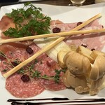MEAT×WINE BISTRO DOMANNAKA - 生ハム盛り合わせ