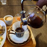 とろんと - 一杯一杯、電動ミル挽きされていた
サーバーで提供され、カップに1.5杯分位はある