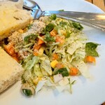 とろんと - ◯サラダ
チョップドサラダとなり

大豆、玉ねぎ、キャベツ、小豆？、コーン、豆苗？、人参、そら豆？が細かく刻まれていて

混ぜると美味しくなるとの事でシッカリと混ぜてみた
