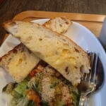 とろんと - ◯パン
軽く硬めで外はカリッと焼かれていた

メニューには
■ラスティコさんのパンを使っていると書かれていた

タップリとバターが塗られていて
パンの旨味感とバターのコク感塩味が合っていて美味しい♪