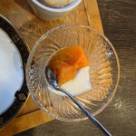 とろんと - ◯デザート
上には、柔らかくてシッカリ目に熟している柿と
下には牛乳とフルーツ缶詰のシロップ的な
味わいがしているババロア？
で美味しいなあ♪