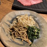 和牛とタン 焼肉 とみ - ナムル3種盛