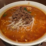 湖陽樹 - 見た目にも辛く赤い辣油がたっぷり浮かぶ担々麺元味