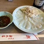 ふぐ料理 与太呂 - もみじおろしとねぎの入った絶品ポン酢に付けていただきます