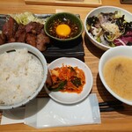 炭火たれ焼肉丼 萬牛カルビ - 