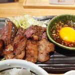炭火たれ焼肉丼 萬牛カルビ - 