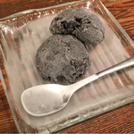 サイのツノ - 黒ごまアイス（セットで100円）。ゴマを余すことなく、凝縮。