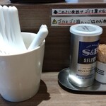 斗香庵 - 卓上の調味料など