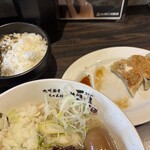 小岩豚骨 らーめん 頃場 - 食べ進めてしまった餃子