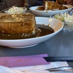 とんかつ喫茶ブタとエスプレッソと 明日香村工場内食堂　ぶたと〇〇と - 豚角煮カレー