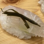 立ち喰い寿司 大松 - タイの昆布締め220円