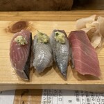 立ち喰い寿司 大松 - 左からかつお110円、イワシ110円×2、中トロ220円