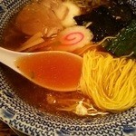 らーめん くじら軒 横浜本店 - らーめん薄口醤油味　麺＆汁アップ