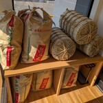 厚切りとんかつ よし平 - 入口前に燦然と輝く、新潟産コシヒカリ〜