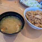 厚切りとんかつ よし平 - 兄ぃの３杯目は、十穀米を…　私はワカメのお味噌汁を…