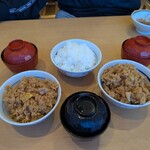 厚切りとんかつ よし平 - ご飯は全て大盛りで…　私と兄ぃは炊き込みご飯を…　チビは白飯の１杯目〜