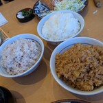 厚切りとんかつ よし平 - ２杯目は、私は白飯・兄ぃは十穀米・チビは炊き込みご飯をチョイス…