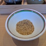 厚切りとんかつ よし平 - ゴマを擦りながら、お待ちくださいませ…